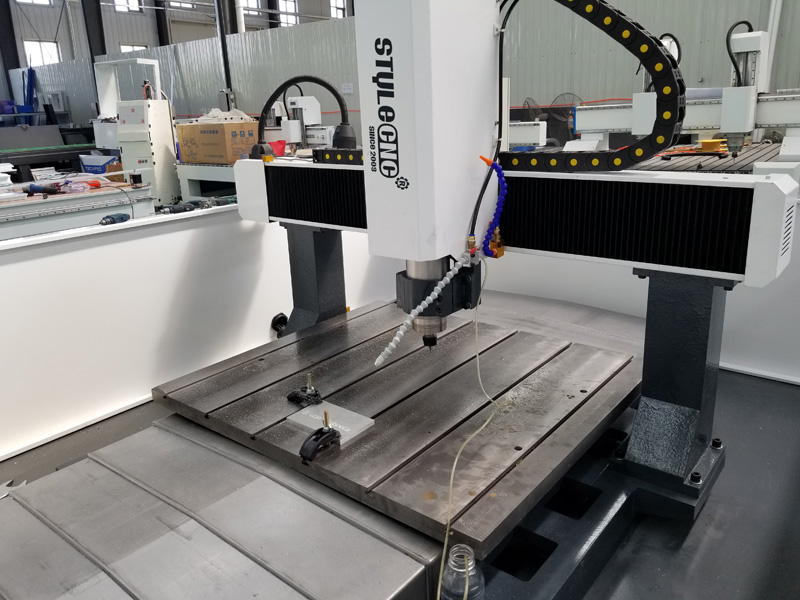 小型數控銑床，用于金屬銑削、雕刻和鉆孔