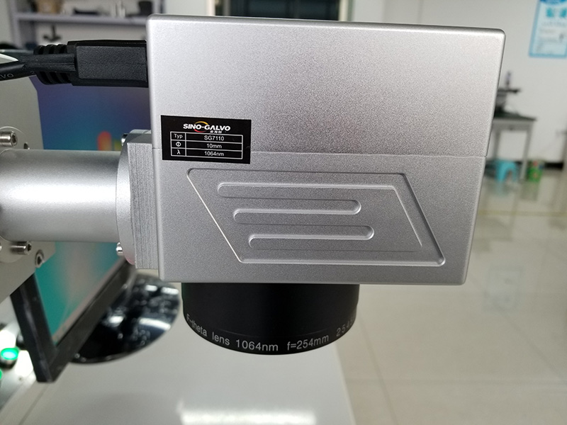 特價出售用于杯子和玻璃杯的旋轉(zhuǎn)光纖激光雕刻機