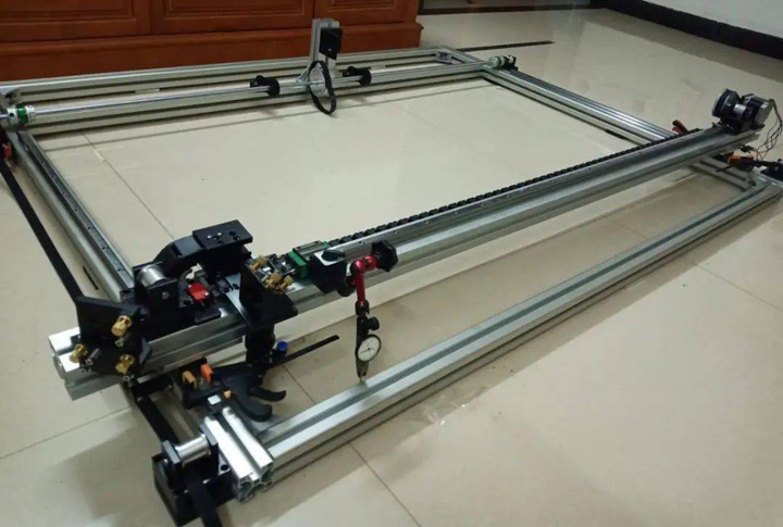 將正時皮帶穿入兩側(cè)